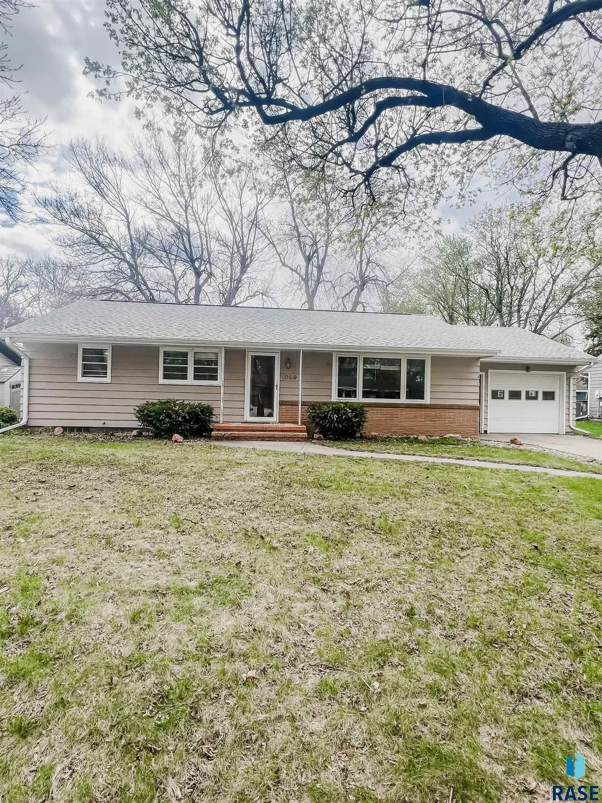 1009 N Elmwood Ave, Luverne, MN 56156 - #1