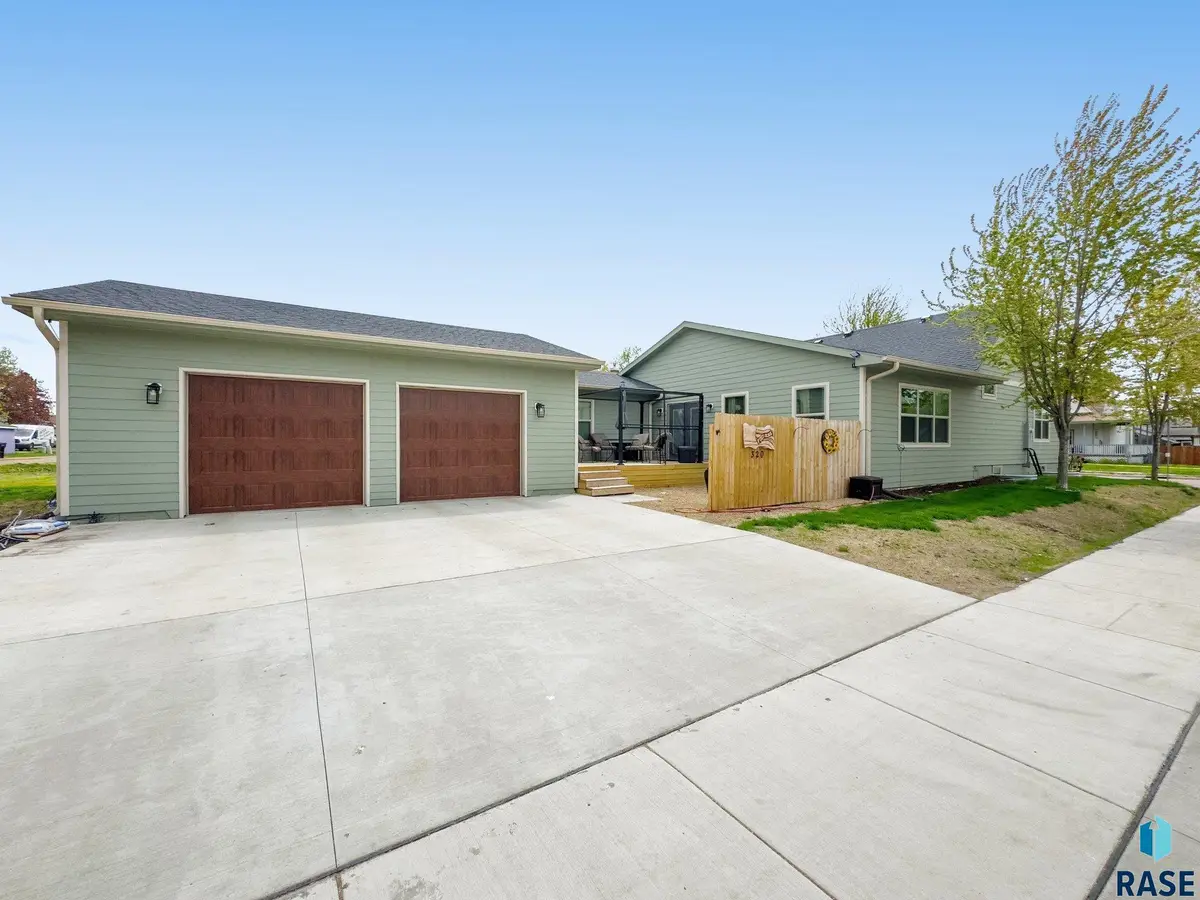 320 W 4th Ave, Lennox, SD 57039 - #1