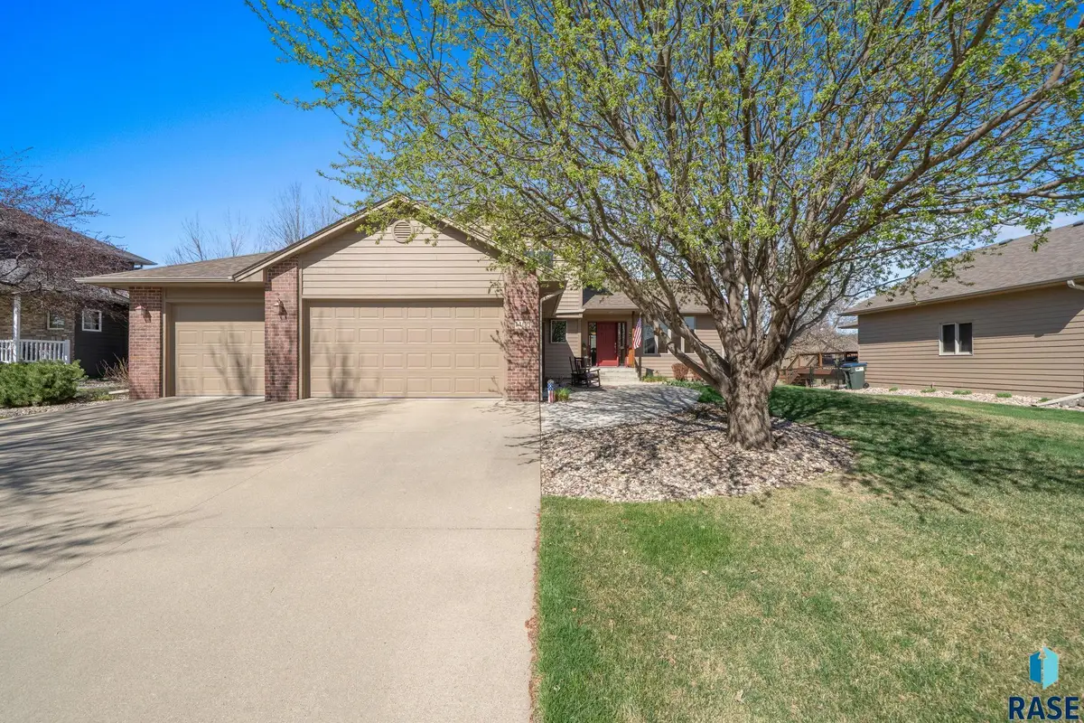1400 S Dundee Dr, Sioux Falls, SD 57106 - #1