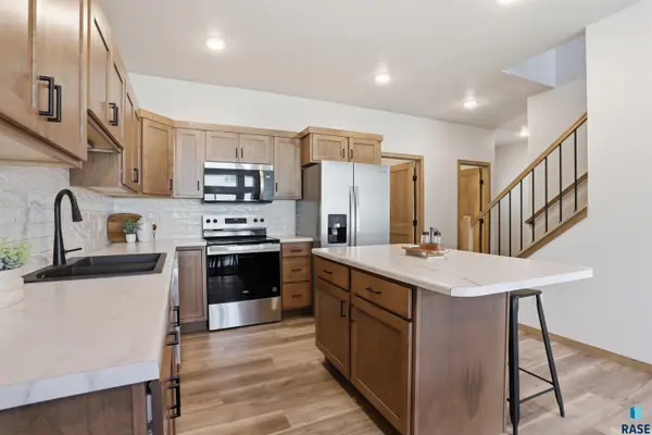 2404 E Jetty Pl, Sioux Falls, SD 57108