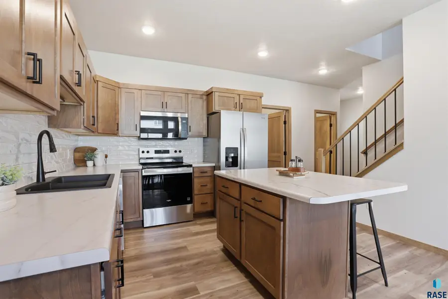 2404 E Jetty Pl, Sioux Falls, SD 57108 - #2