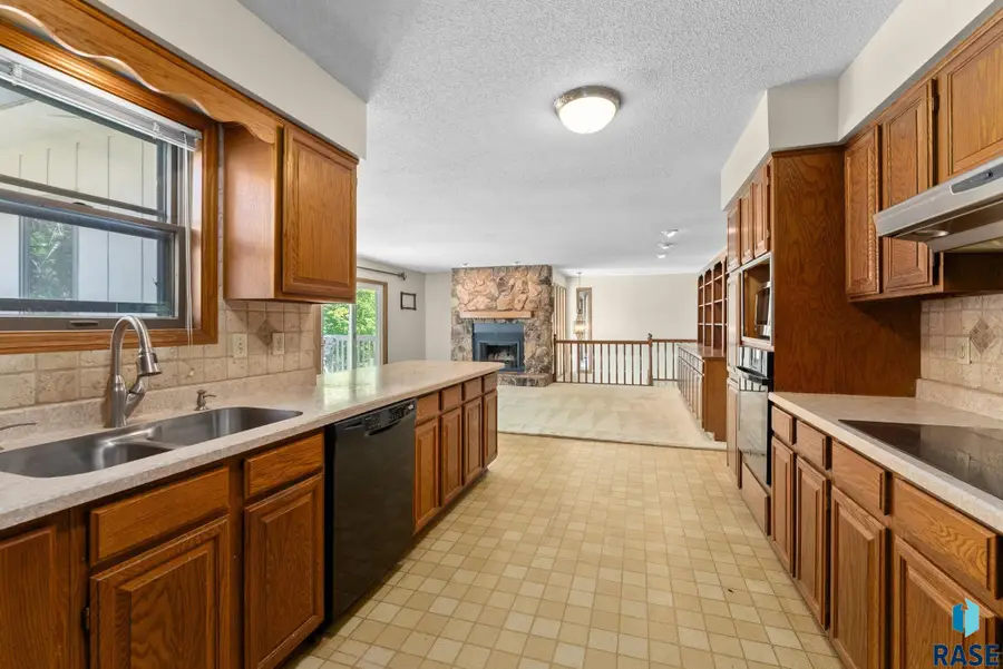 2420 E Stanton Dr, Sioux Falls, SD 57103 - #2