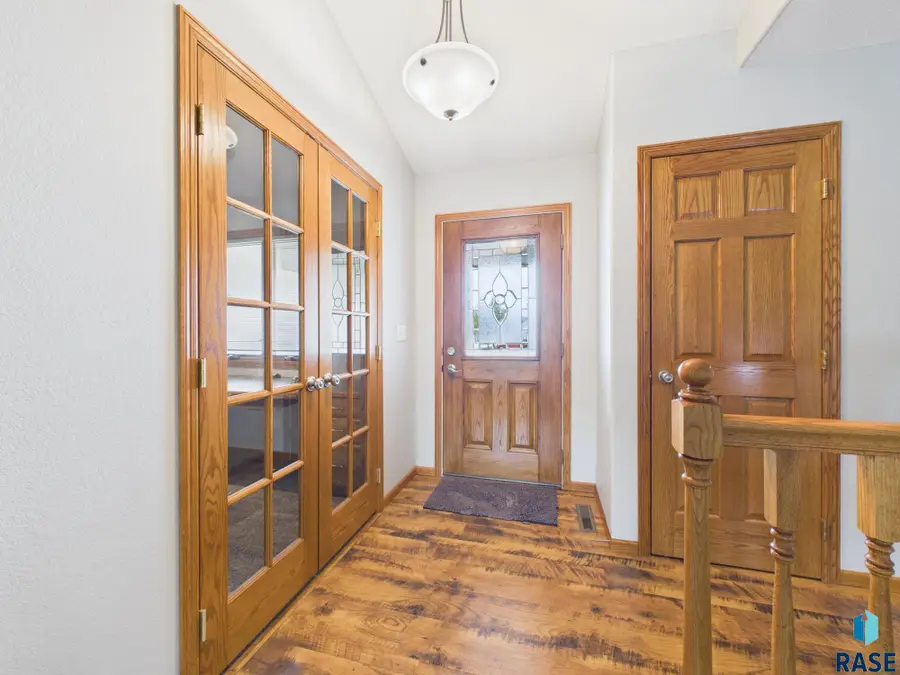 1108 Sunnyside Ct, Mitchell, SD 57301 - #2