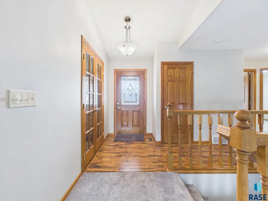 1108 Sunnyside Ct, Mitchell, SD 57301 - #3