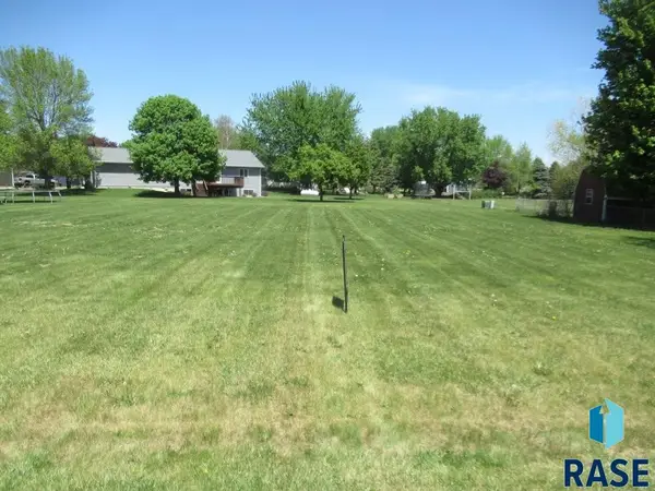 7th St, Hills, MN 56138
