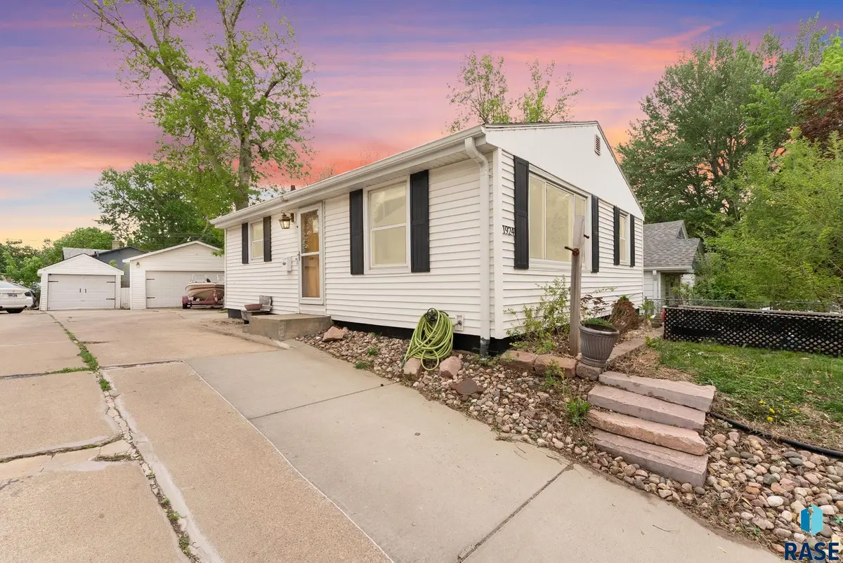 1924 S West Ave, Sioux Falls, SD 57105 - #1