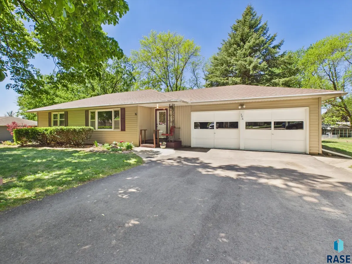 306 Park Ave, Alcester, SD 57001 - #1
