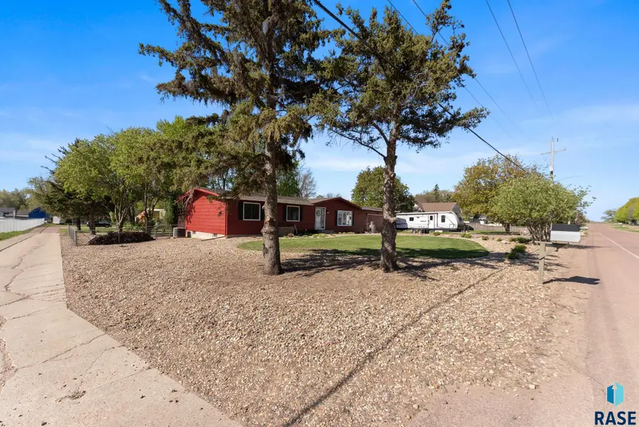 1821 E 34th St N, Sioux Falls, SD 57104 - #2