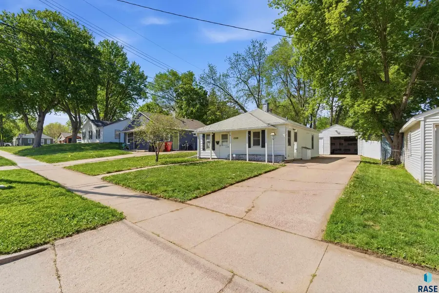 1508 W 28th St, Sioux Falls, SD 57105 - #2