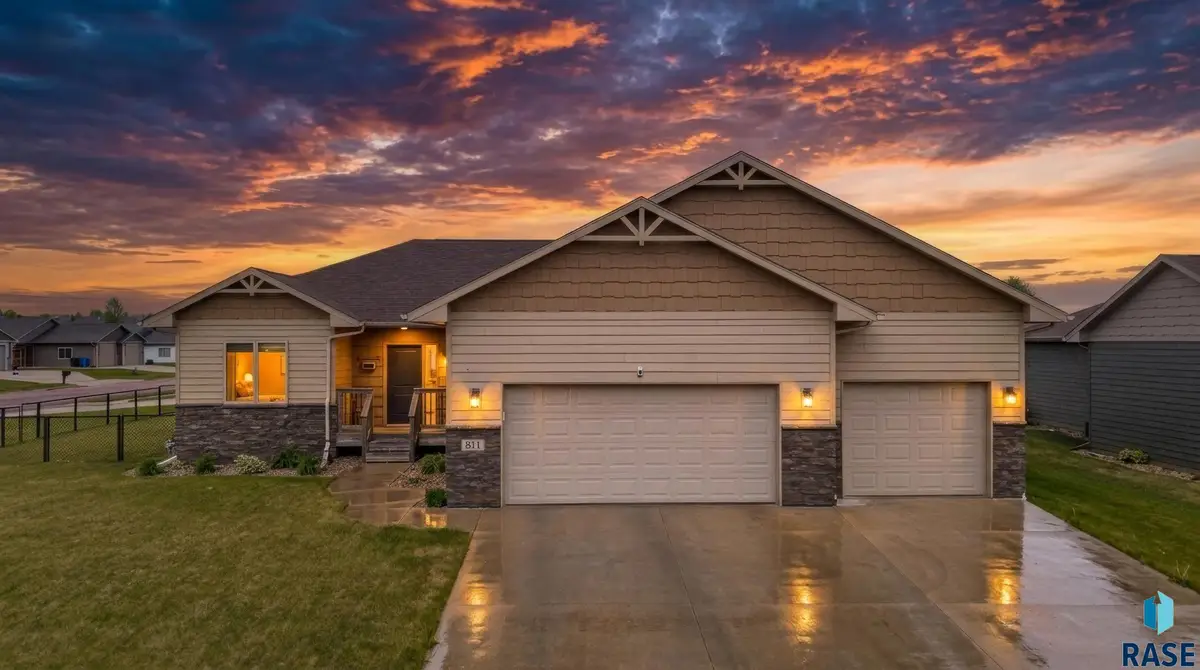 811 S Discovery Ave, Sioux Falls, SD 57106 - #1