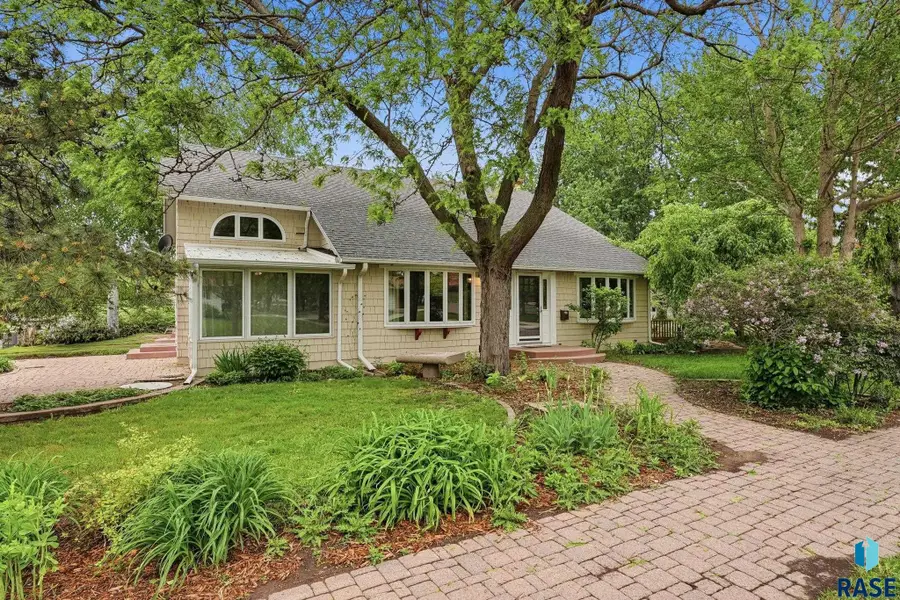 2115 S 4th Ave, Sioux Falls, SD 57105 - #2