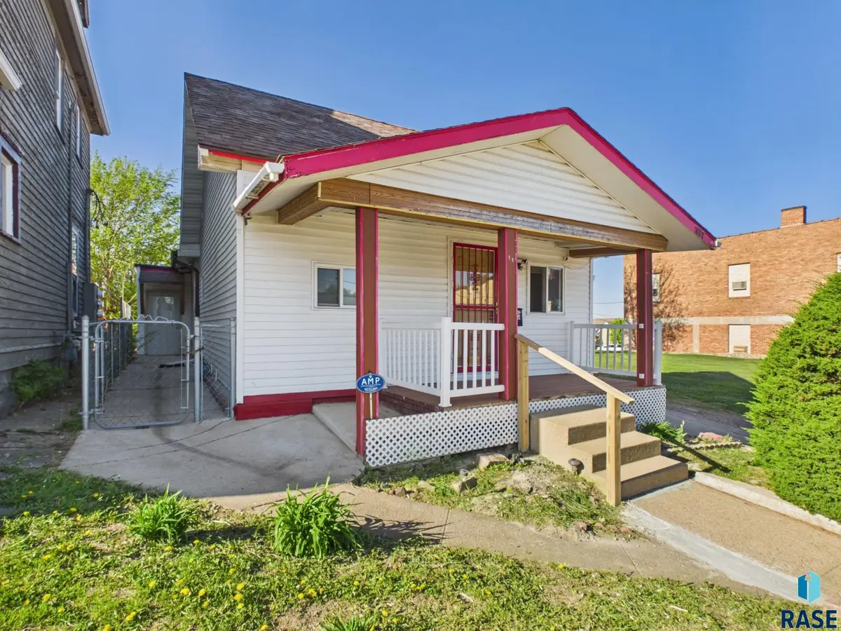 1017 E 8th St, Sioux Falls, SD 57103 - #1