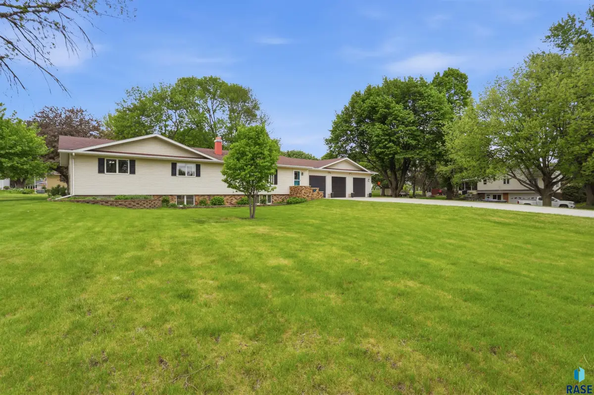 1305 N Kniss Ave, Luverne, MN 56156 - #1