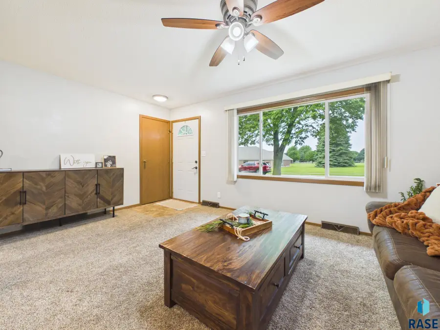 2600 S Chapelwood Ave, Sioux Falls, SD 57110 - #2