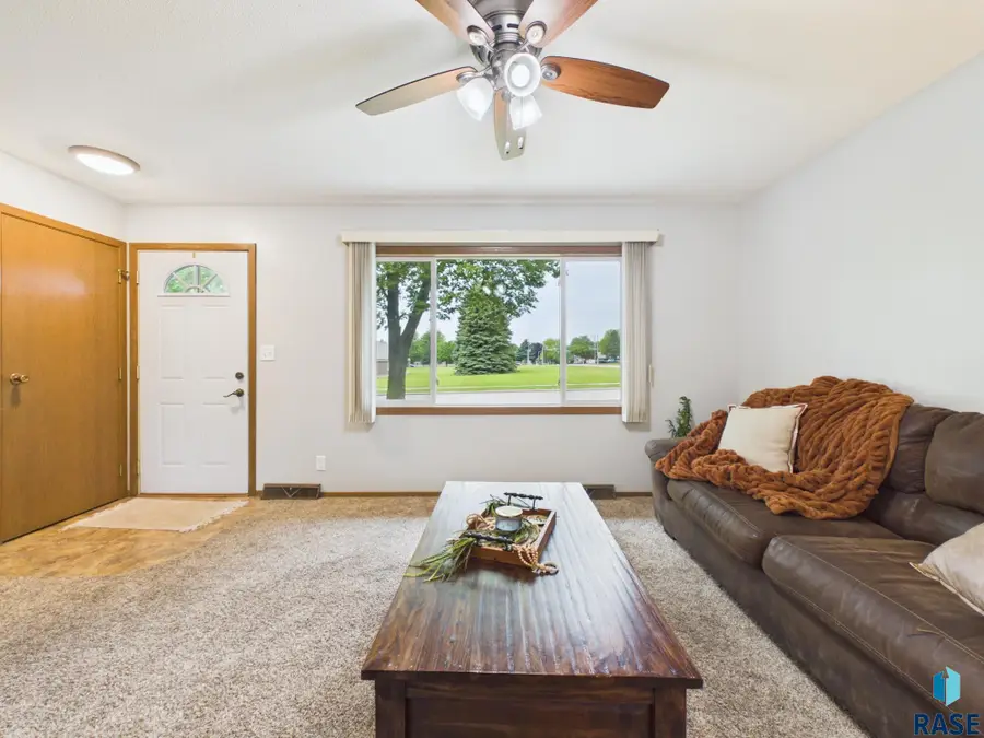 2600 S Chapelwood Ave, Sioux Falls, SD 57110 - #3