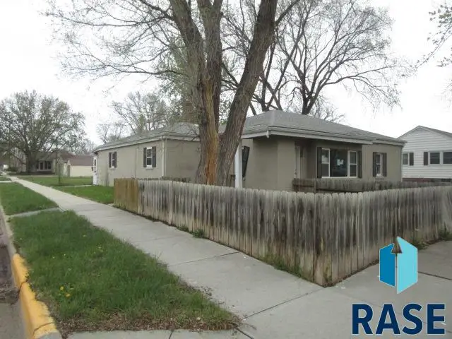 402 E 11th Ave, Mitchell, SD 57301 - #1
