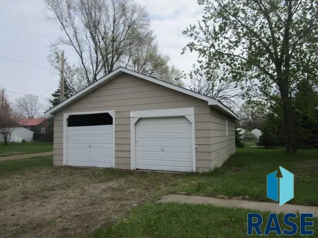 402 E 11th Ave, Mitchell, SD 57301 - #3