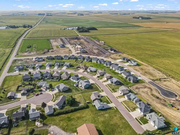 1008 Sundance St, Valley Springs, SD 57068