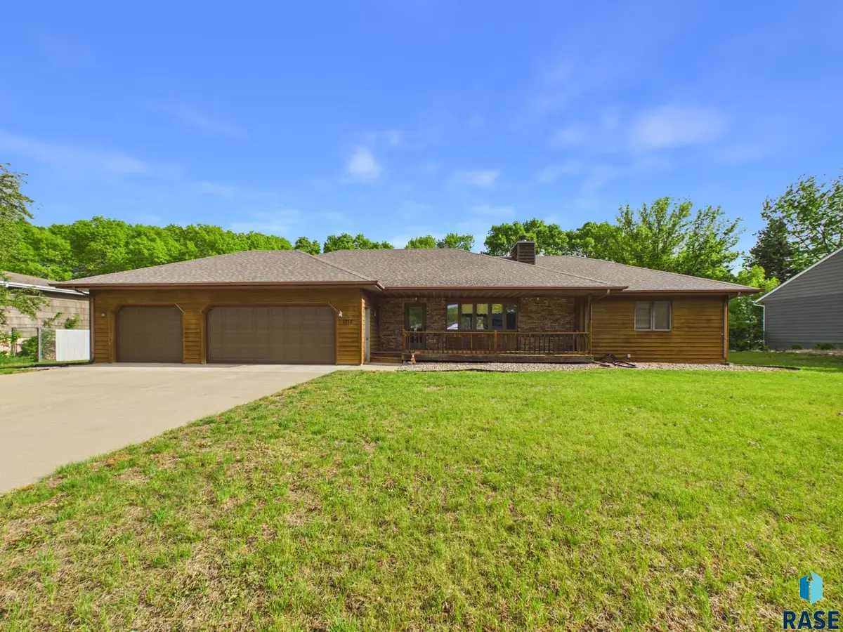 1212 E Fleetwood Cir, Brandon, SD 57005 - #1