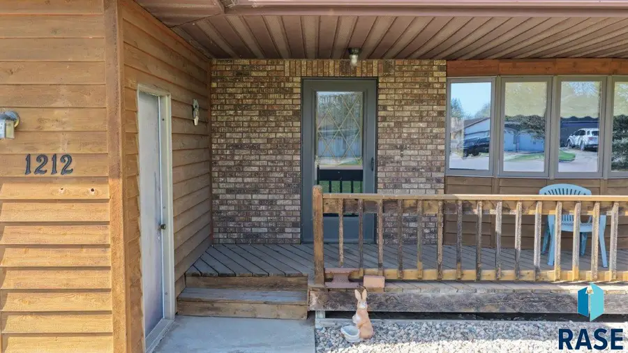 1212 E Fleetwood Cir, Brandon, SD 57005 - #2