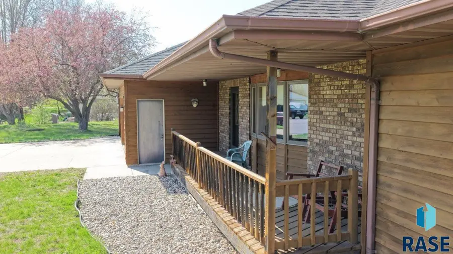 1212 E Fleetwood Cir, Brandon, SD 57005 - #3