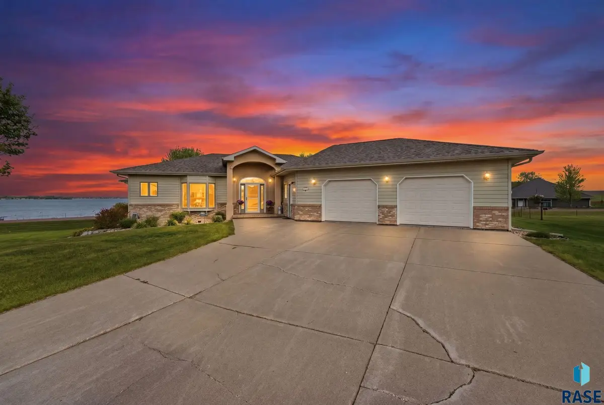105 Lakeview Cir, Wentworth, SD 57075 - #1