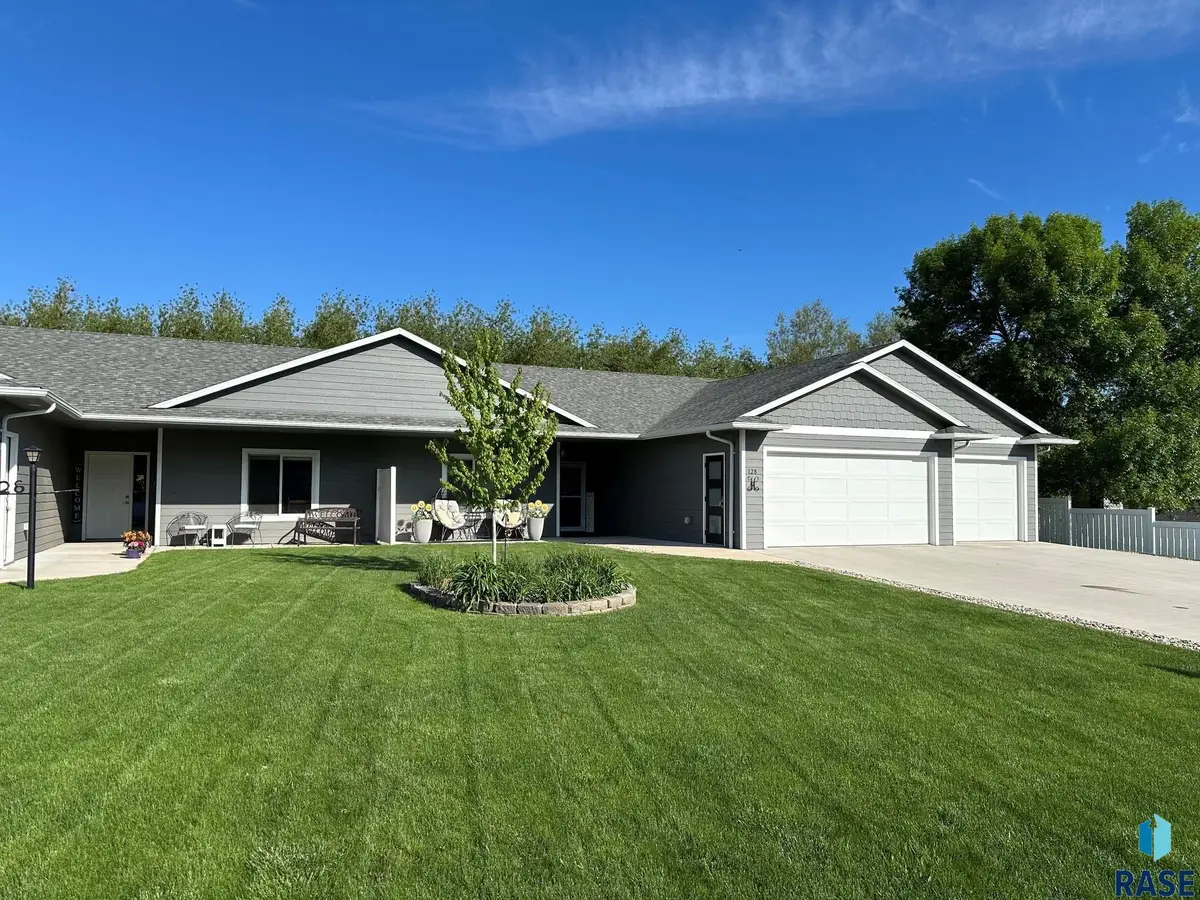 128 Silver Creek Dr, Wentworth, SD 57075 - #1