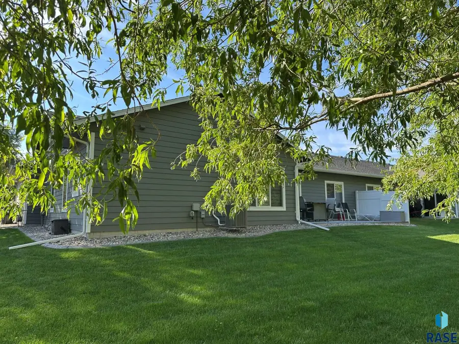 128 Silver Creek Dr, Wentworth, SD 57075 - #3