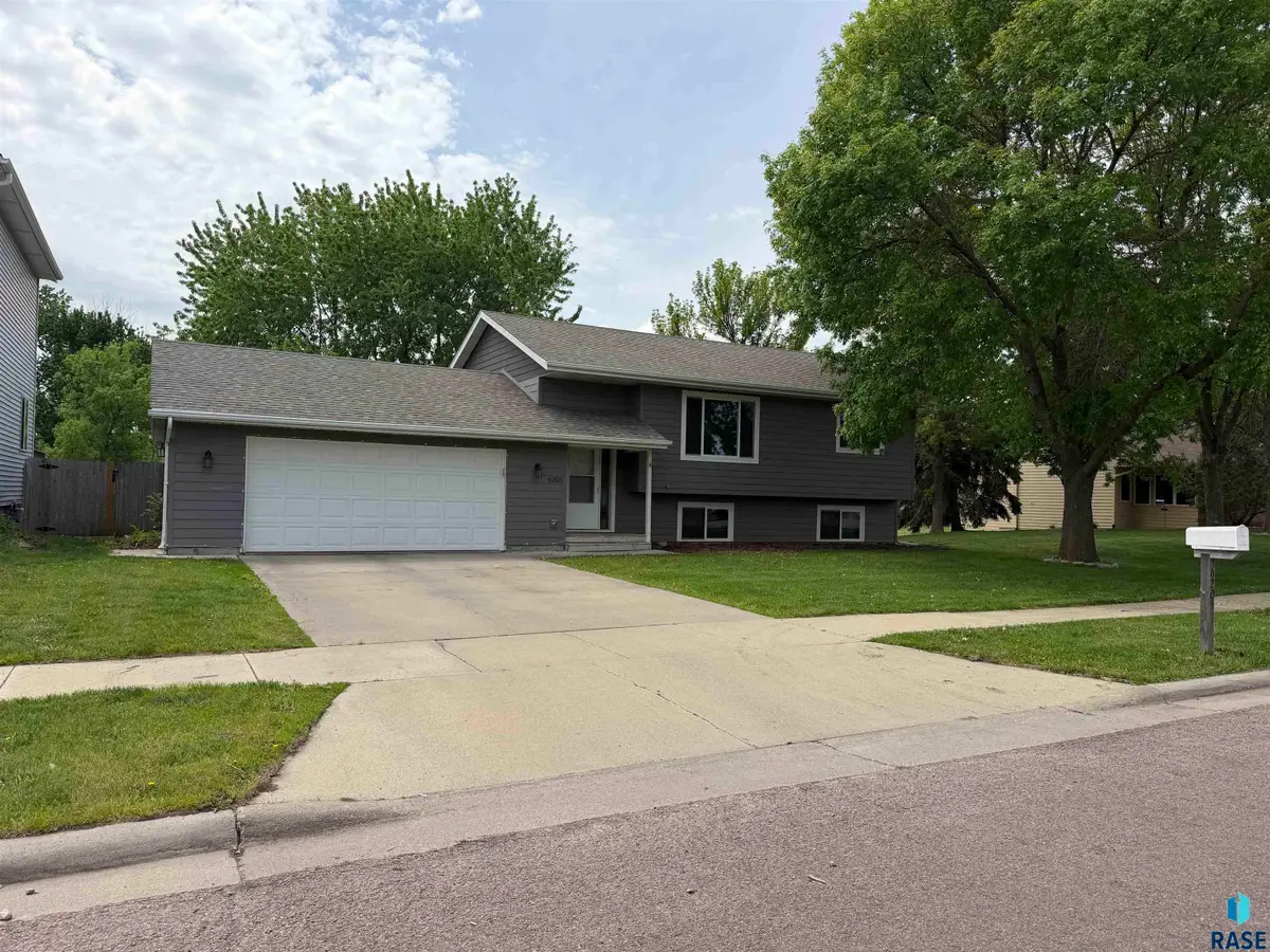 6205 W 43rd St, Sioux Falls, SD 57106 - #1