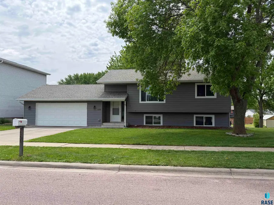 6205 W 43rd St, Sioux Falls, SD 57106 - #3