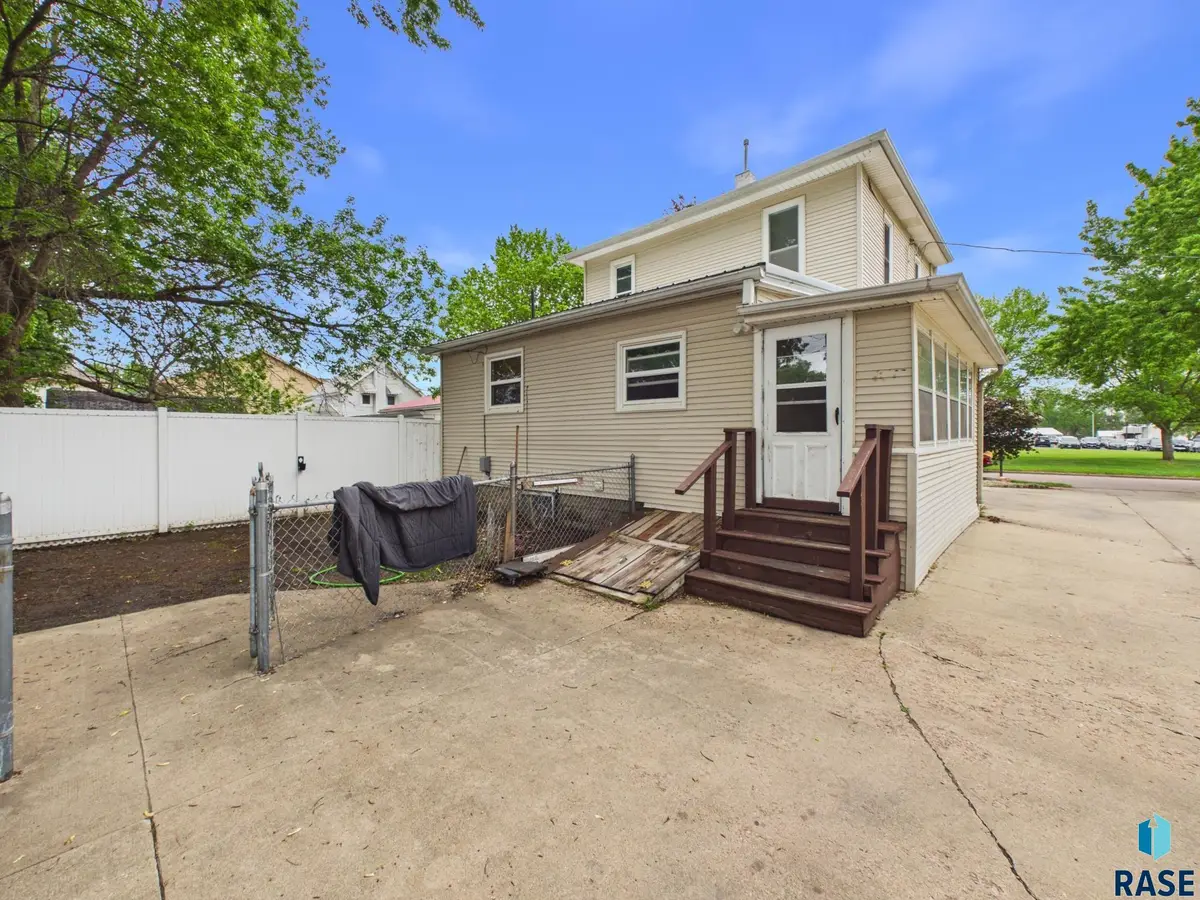 627 S 6th Ave, Sioux Falls, SD 57104 - #1