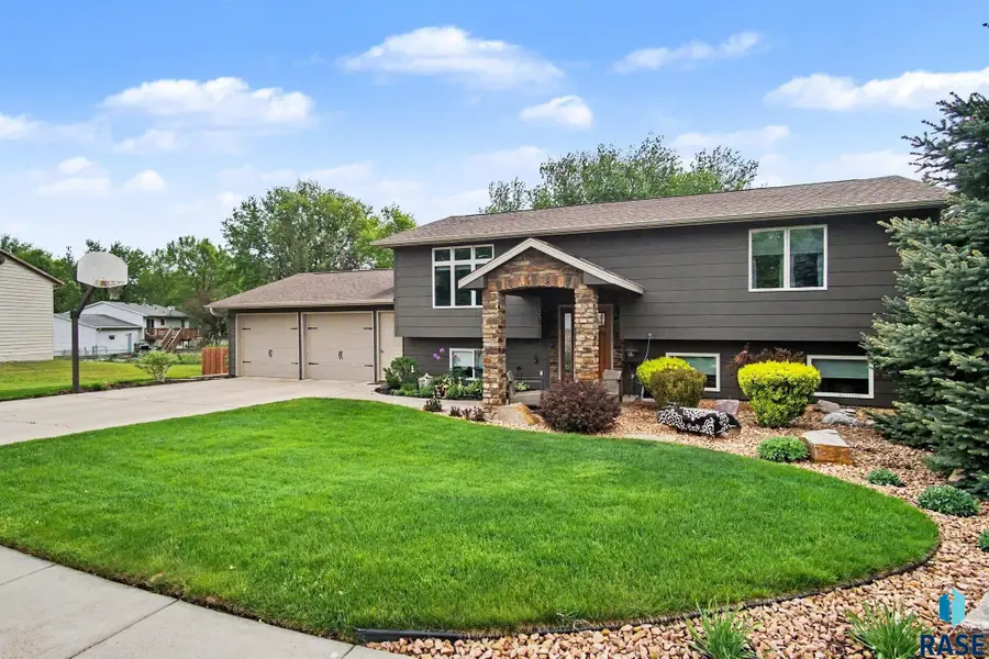 904 S Patrician Ct, Brandon, SD 57055 - #3