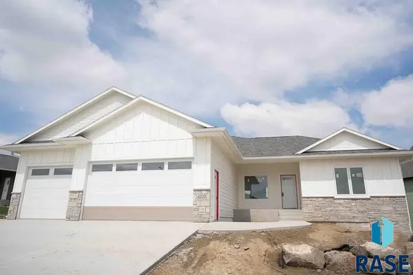 4221 N Interlachen Trl, Sioux Falls, SD 57107