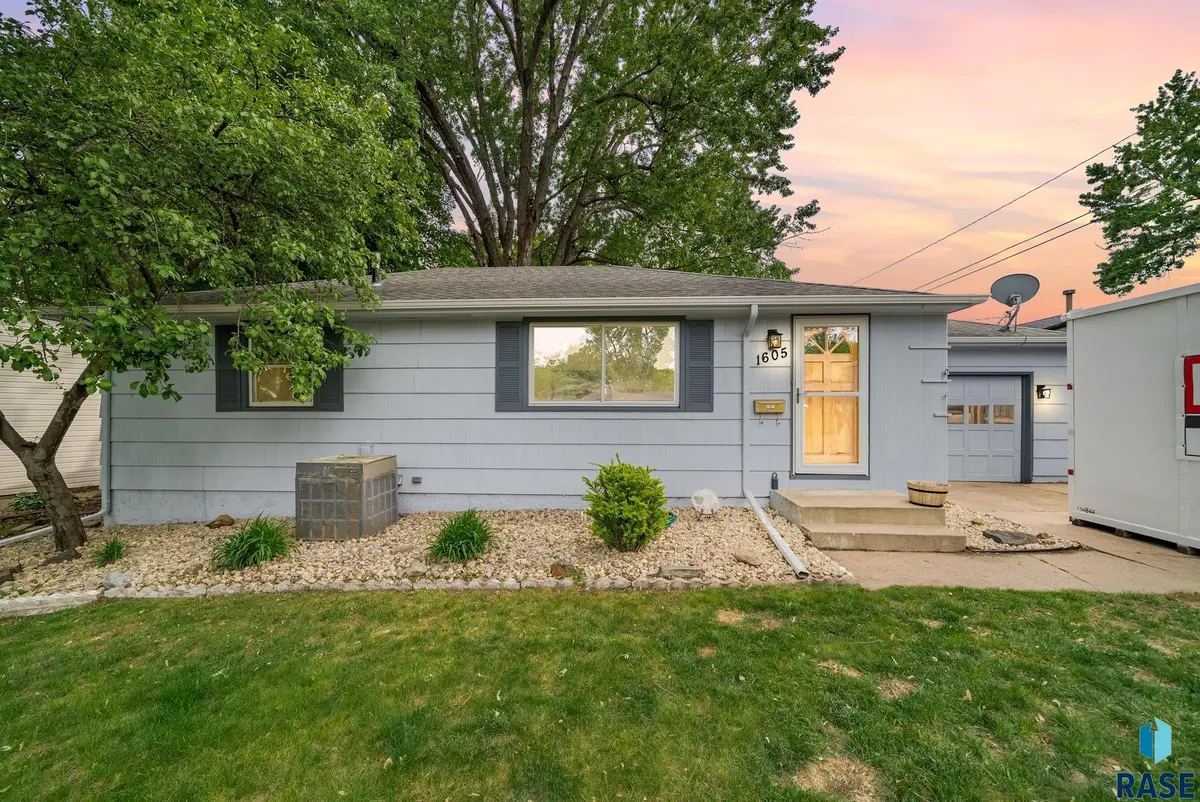 1605 E 32nd St, Sioux Falls, SD 57105 - #1