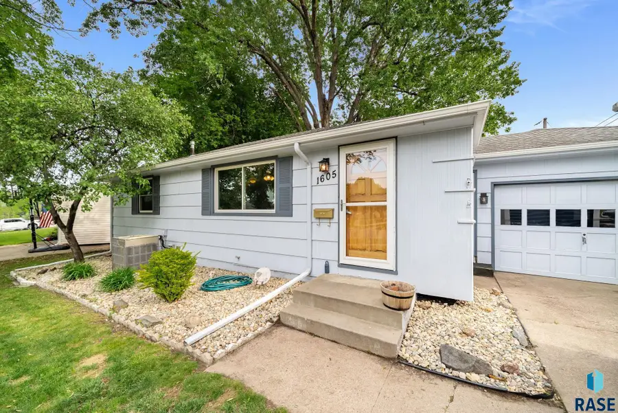 1605 E 32nd St, Sioux Falls, SD 57105 - #2