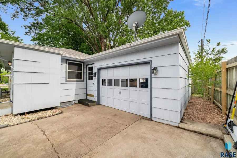 1605 E 32nd St, Sioux Falls, SD 57105 - #3