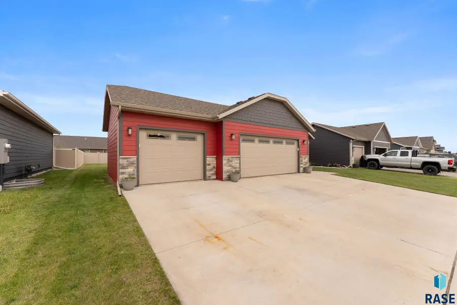 218 Creekside Ave, Harrisburg, SD 57032 - #3