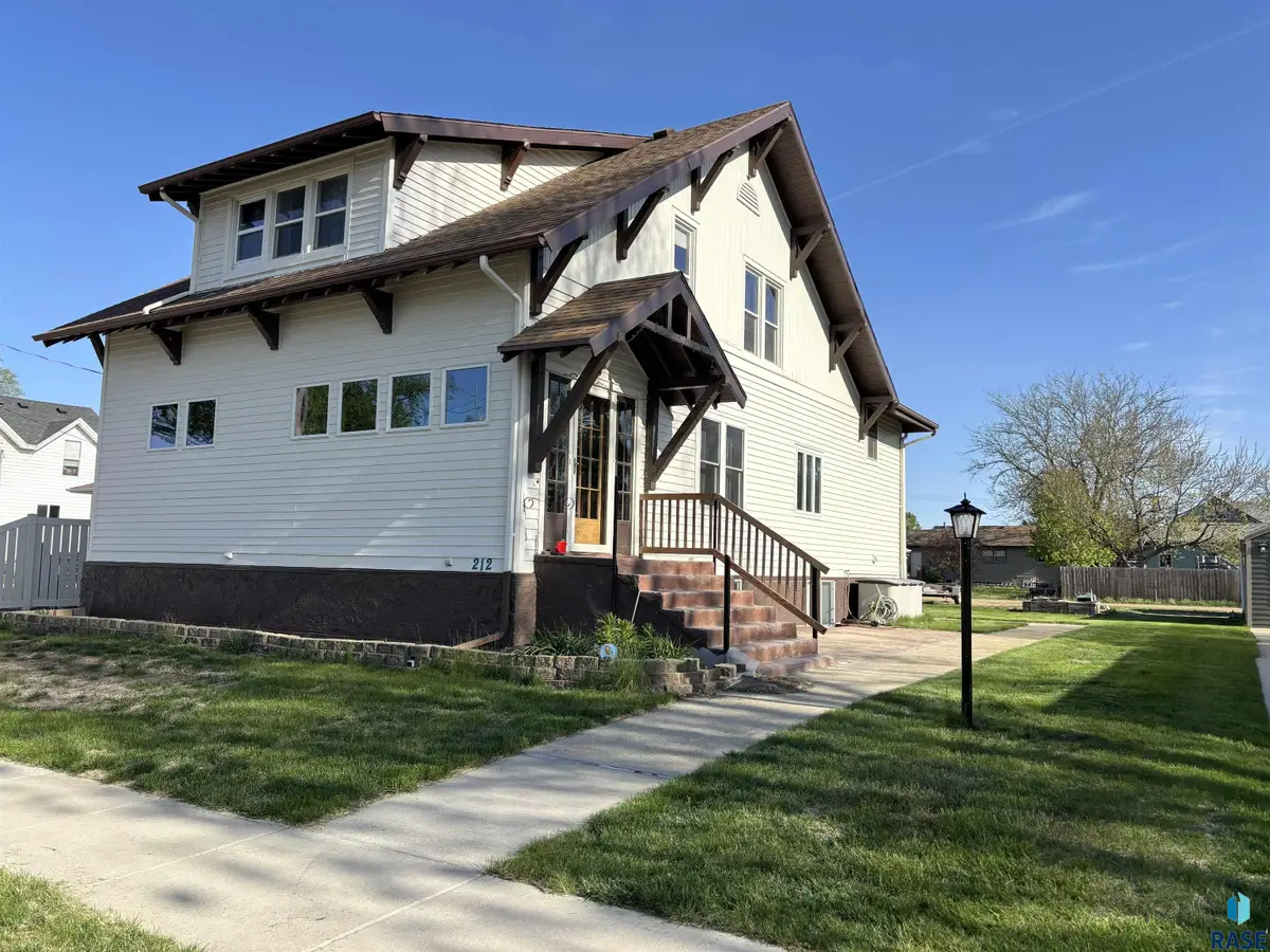 212 W 2nd Ave, Lennox, SD 57039 - #1