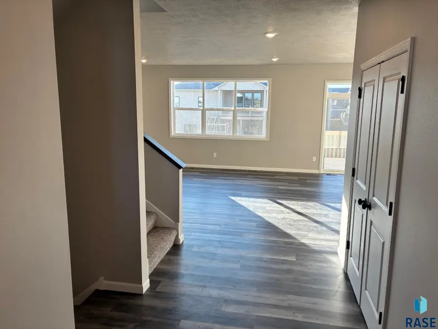 2712 S Copper Creek Ave, Sioux Falls, SD 57110 - #2