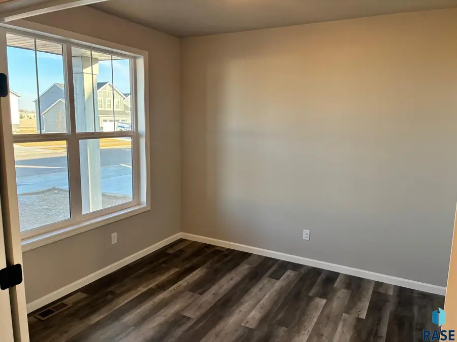 2712 S Copper Creek Ave, Sioux Falls, SD 57110 - #3