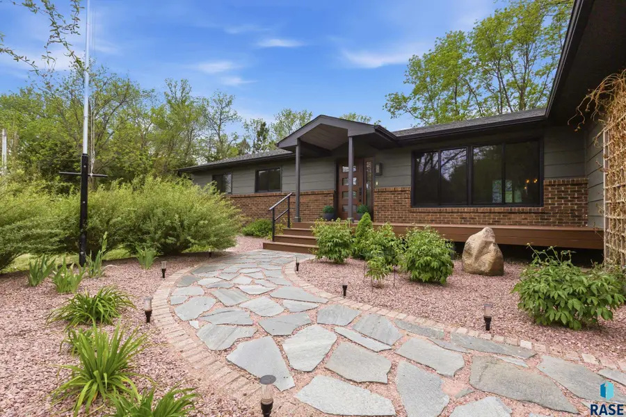 691 W Willow St, Canistota, SD 57012 - #2