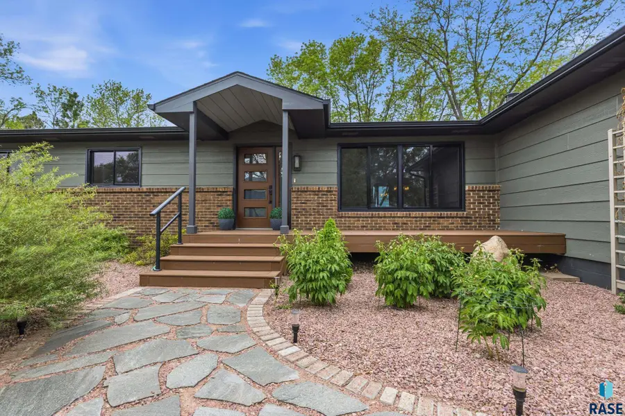 691 W Willow St, Canistota, SD 57012 - #3