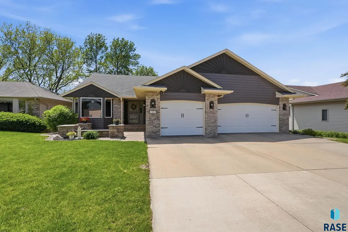 1401 N Pikes Peak Cir, Sioux Falls, SD 57110 - #1