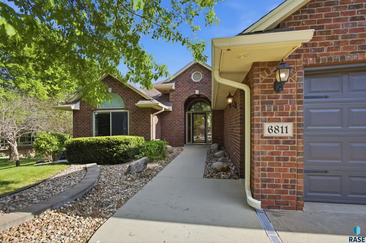 6811 E Split Rock Cir, Sioux Falls, SD 57110 - #1