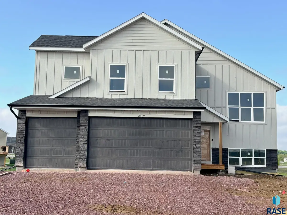 2009 N Goldberg Cir, Sioux Falls, SD 57107 - #1