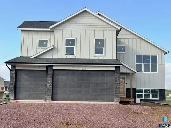 2009 N Goldberg Cir, Sioux Falls, SD 57107