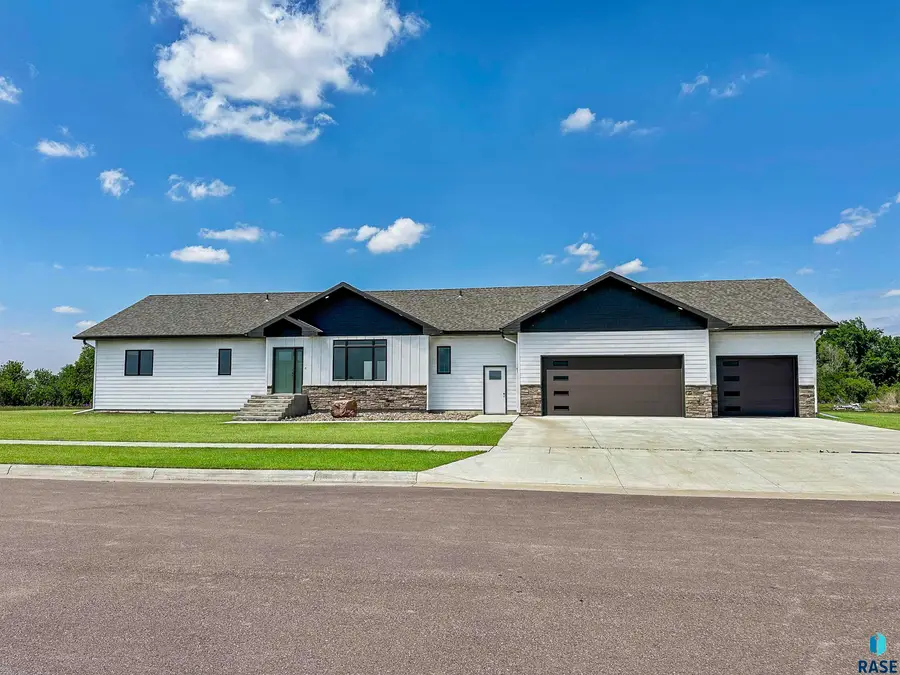 418 W 5th St, Freeman, SD 57029 - #2