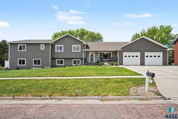 915 Twin Oaks Dr, Madison, SD 57042