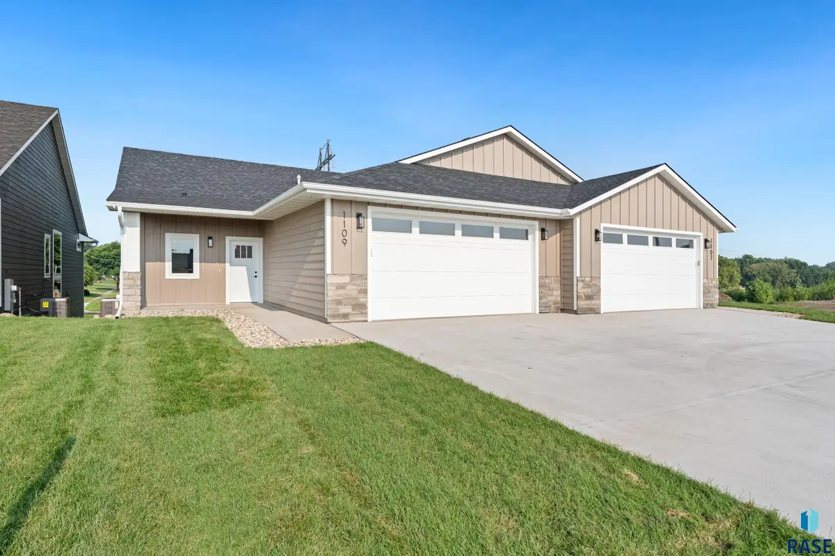 1109 S Foss Ave, Sioux Falls, SD 57110 - #1
