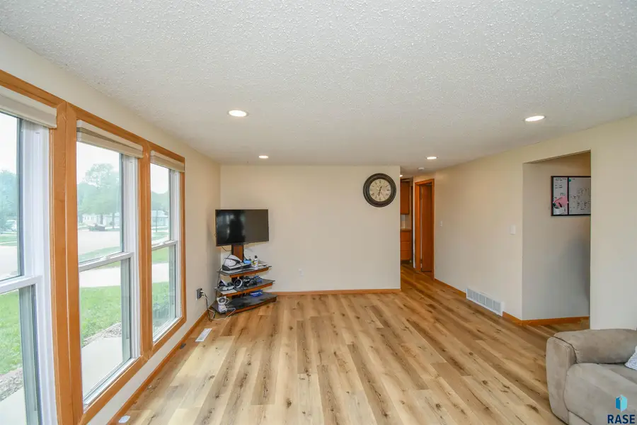 3604 E 25th St, Sioux Falls, SD 57103 - #2